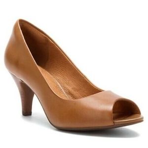 CLARKS Artisan Pumps